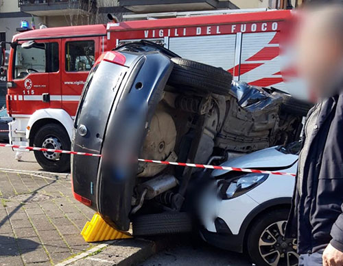 Incidente in Via dei Mille, auto si ribalta: conducente incastrato tra le lamiere