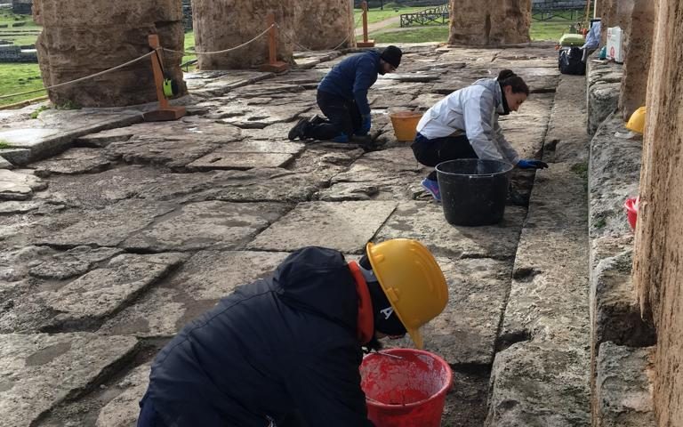 Proseguono a Paestum i restauri nel Tempio di Nettuno. Zuchtriegel: “Adesso si passa dall’emergenza alla manutenzione ordinaria”