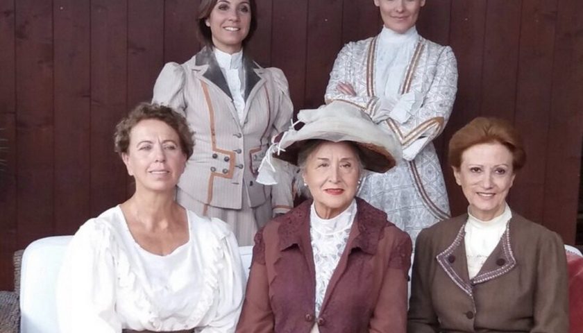 Giffoni Teatro: Paola Gassman, Paola Tiziana Cruciani e Paola Letizia Cruciani in “Tutte a casa”