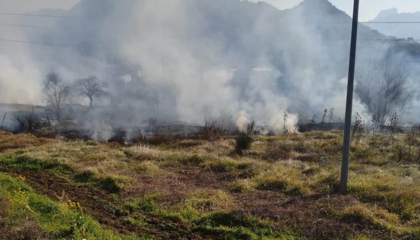 Cava de’ Tirreni: arbusti a fuoco a via Petrellosa, paura tra i residenti