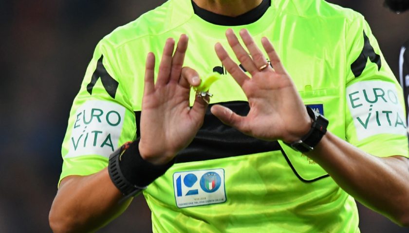 Ancora violenza sugli arbitri: a squadra di Cava de’ Tirreni inflitto il 3-0, squalifica di 3 anni al giocatore aggressore