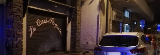 Notte di terrore a Scafati: bomba carta davanti alla macelleria