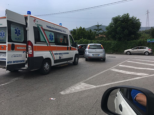 Salerno: suv tampona auto scaraventandola contro un bus