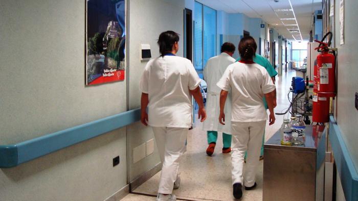 Salerno. Carenza di infermieri ed Oss all’ospedale Ruggi, la denuncia del consigliere Roberto Celano