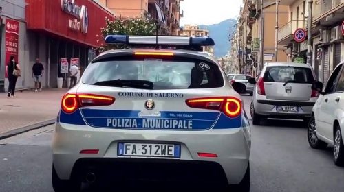 Salerno, controlli della Polizia Municipale: sanzionato un giovane per accensione di fuochi in via Gramsci Salerno, controlli della Polizia Municipale: sanzionato un giovane per accensione di fuochi in via Gramsci