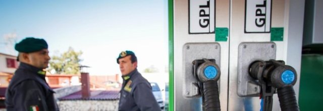 Acqua nel gasolio, auto in panne: denunciato benzinaio a Salerno
