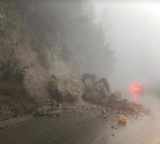 Ravello, ancora paura sulla strada per Chiunzi: grossi massi sull’asfalto