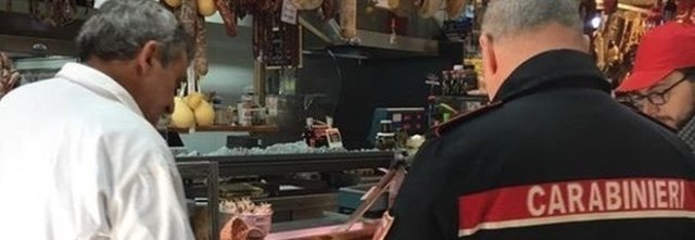Banditi armati in macelleria: spari, paura e bottino da 10mila euro