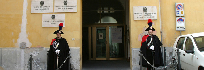Bambini abbandonati e soli, colpa della anaffettività delle madri