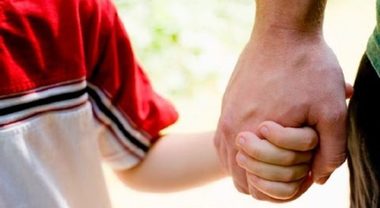 Tentano di rapire una bimba: «Vuoi darci tua figlia?»