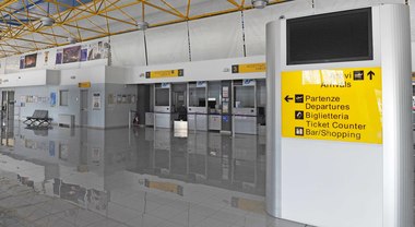 Aeroporto, ultimatum di De Luca: firma subito o protesta a Roma