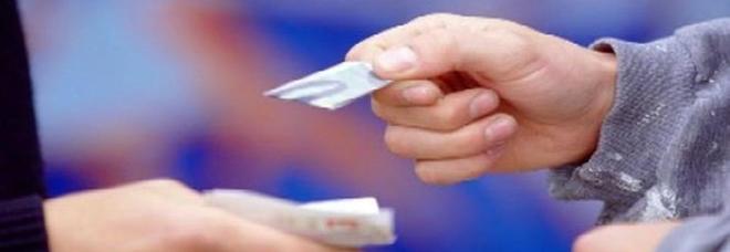 Tentano di spendere soldi falsi nei negozi di Battipaglia, messi in fuga dai commercianti