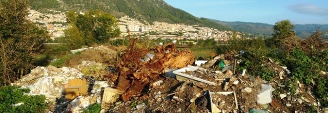 Sala Consilina, rifiuti speciali in area vincolata: scatta sequestro