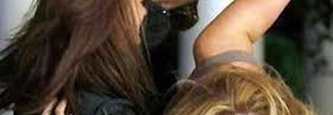 Lo «strascino» in ospedale: 4 donne aggrediscono l’infermiera