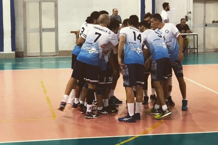 Quarto successo consecutivo per l’Indomita maschile. Coach Vitale: “Prestazione altalenante, ho temuto il peggio al tie-break”