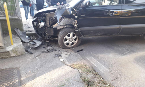 Tragedia a Salerno: si schianta con l’auto contro un muro, muore sul colpo