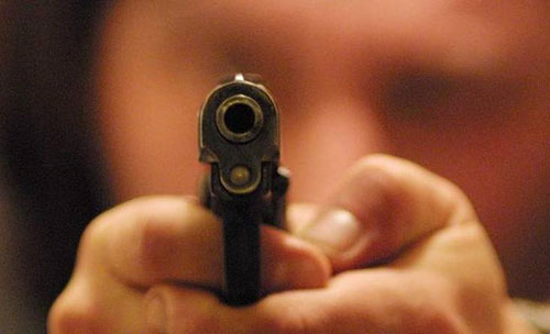 Rapinatore spara sulla folla che cerca di fermarlo e ferisce tre persone con una pistola rubata a Corbara