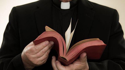 Non può cresimare l’amica perché convive con un uomo: lo stop del sacerdote