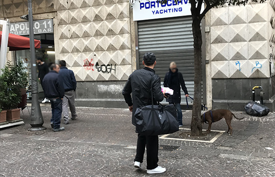 Venditori abusivi molesti a Salerno, la denuncia di un visitatore lucano