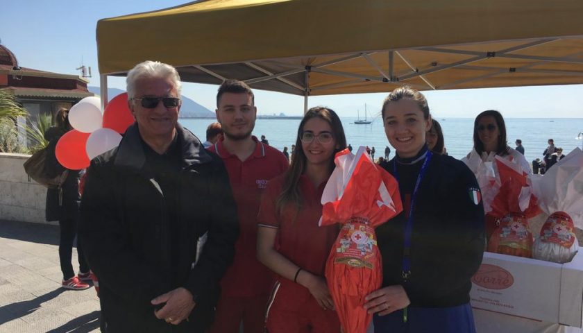 Uova solidali: anche il sindaco di Salerno Enzo Napoli allo stand della Croce Rossa Italiana