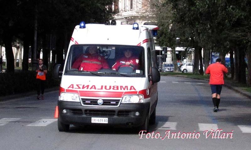 Paura in pieno centro, uomo investito mentre attraversa la strada