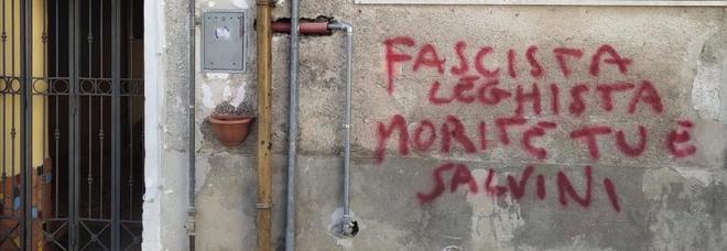 Insulti contro l’aspirante sindaco: «Siete vigliacchi, penosi e sfigati»