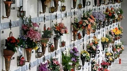 Vandali in azione al cimitero di Salerno