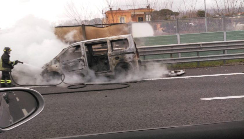 Portici: tanta paura per un furgone in fiamme sull’autostrada. Illesi i passeggeri