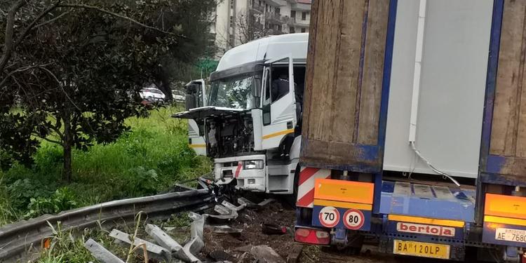 Camion fuori strada sull’autostrada Salerno-Avellino: due feriti