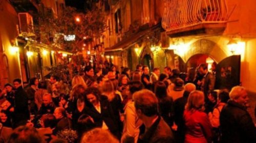 Salerno, 54 giovani identificati per assembramenti e ubriachezza Salerno, 54 giovani identificati per assembramenti e ubriachezza