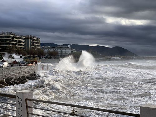 Meteo, da lunedi cambia tutto: in arrivo forti venti e mareggiate