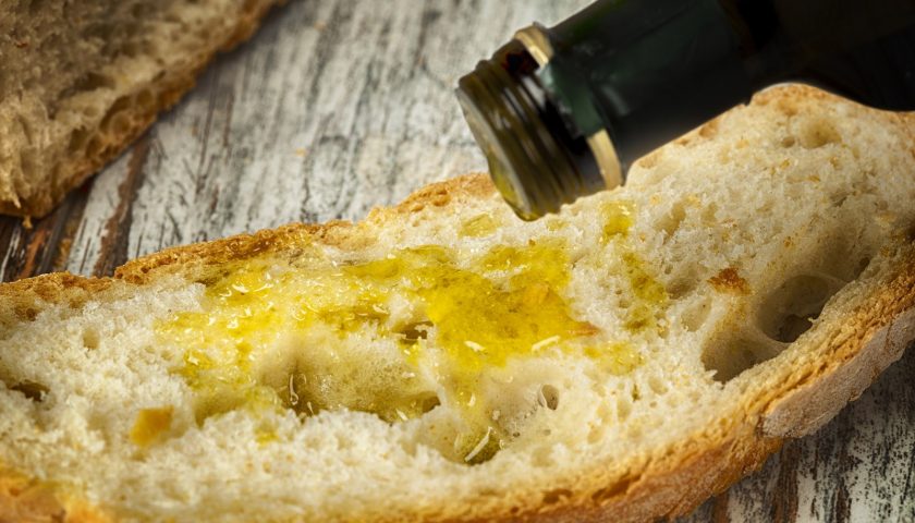 Stella Cilento: niente merendine, a scuola si mangia pane e olio