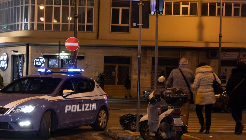 Salerno, extracomunitario in manette per aggressione ad alcuni agenti in piazza Vittorio Veneto