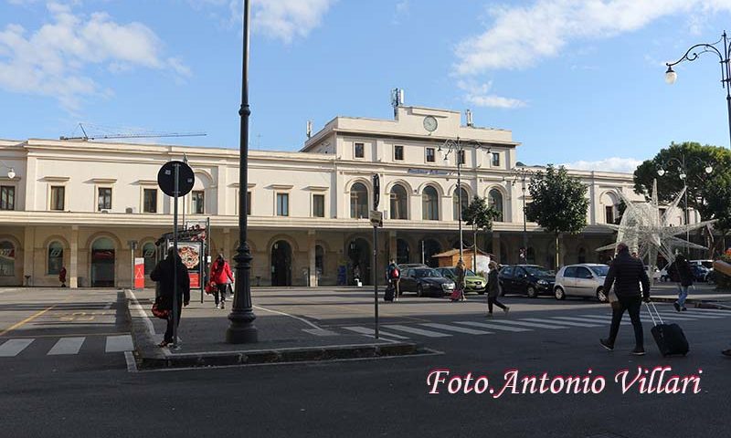 Clochard aggredisce passanti alla stazione ferroviaria di Salerno