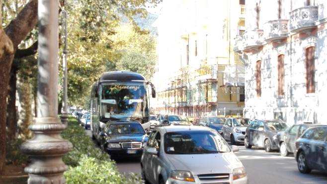 Salerno, con il caldo aumentano i livelli di biossido di azoto: scatta il divieto di circolazione per alcune categorie di autoveicoli e veicoli commerciali