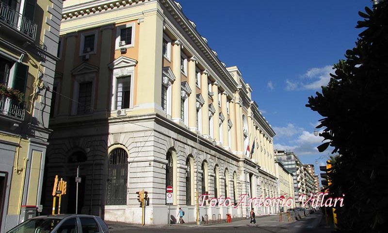 Incendio nell’ex Tribunale di Salerno, evacuate 50 persone