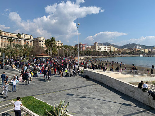 Lungomare pieno di gente, domani chiusa Santa Teresa