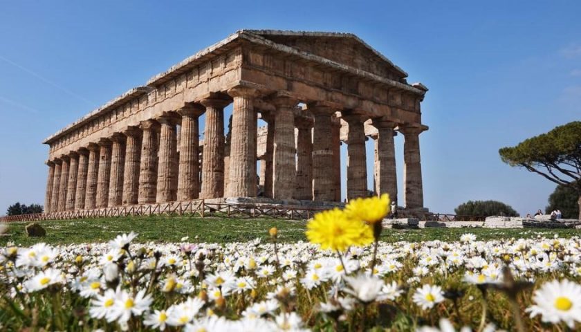 Cultura orientale e occidentale si danno appuntamento a Paestum, con lo yoga nei Templi