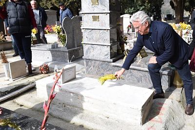 Salerno: mimose sulle tombe delle 26 migranti morte in mare