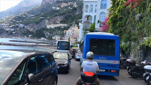 Stop all’invasione dei bus turistici in Costa d’Amalfi: via petizione on line