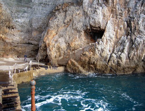 Grotta dello Smeraldo, turista straniera finisce in mare e batte testa sugli scogli: recuperata dai Carabinieri