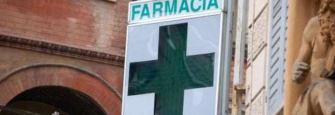 Covid, così i farmacisti preparano le dosi nei punti vaccinali salernitani