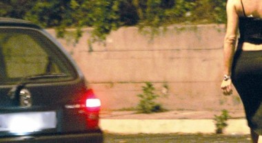Armati di coltello sequestrano e rapinano prostituta nel Salernitano
