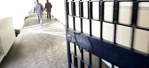 Detenuto tenta di darsi fuoco in carcere, salvato dagli agenti