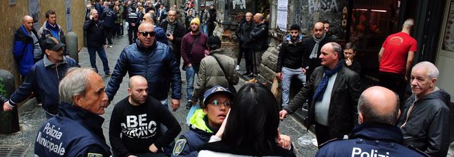 Offensiva contro gli ambulanti, scattano i primi Daspo a Salerno