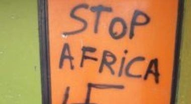 Una svastica,  raid vicino al centro per i migranti