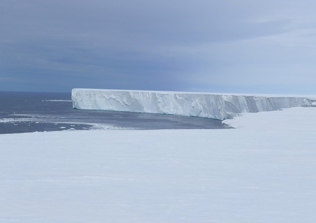 La più grande piattaforma di ghiaccio polare teme il sole