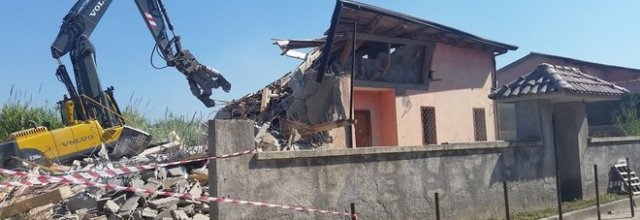 Una famiglia in difficoltà nella casa abusiva, il giudice: «Va demolita»