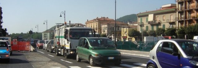 Allarme furti sul trincerone, ladri e vandali nel parcheggio