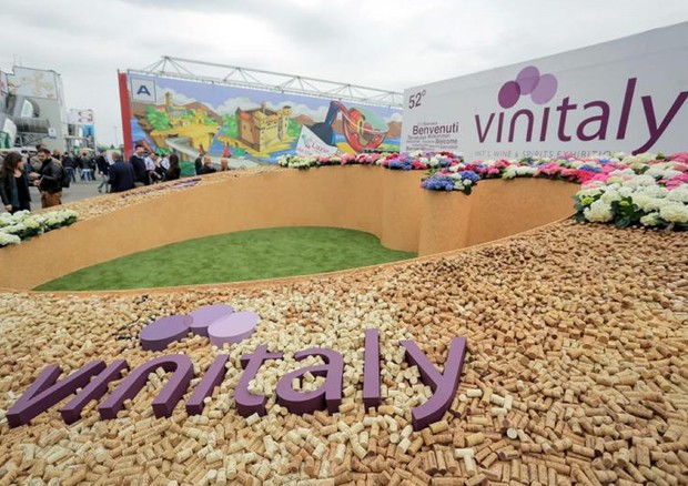 Vinitaly: per 9 su 10 vino passione a ogni età, vale 14,3 mld